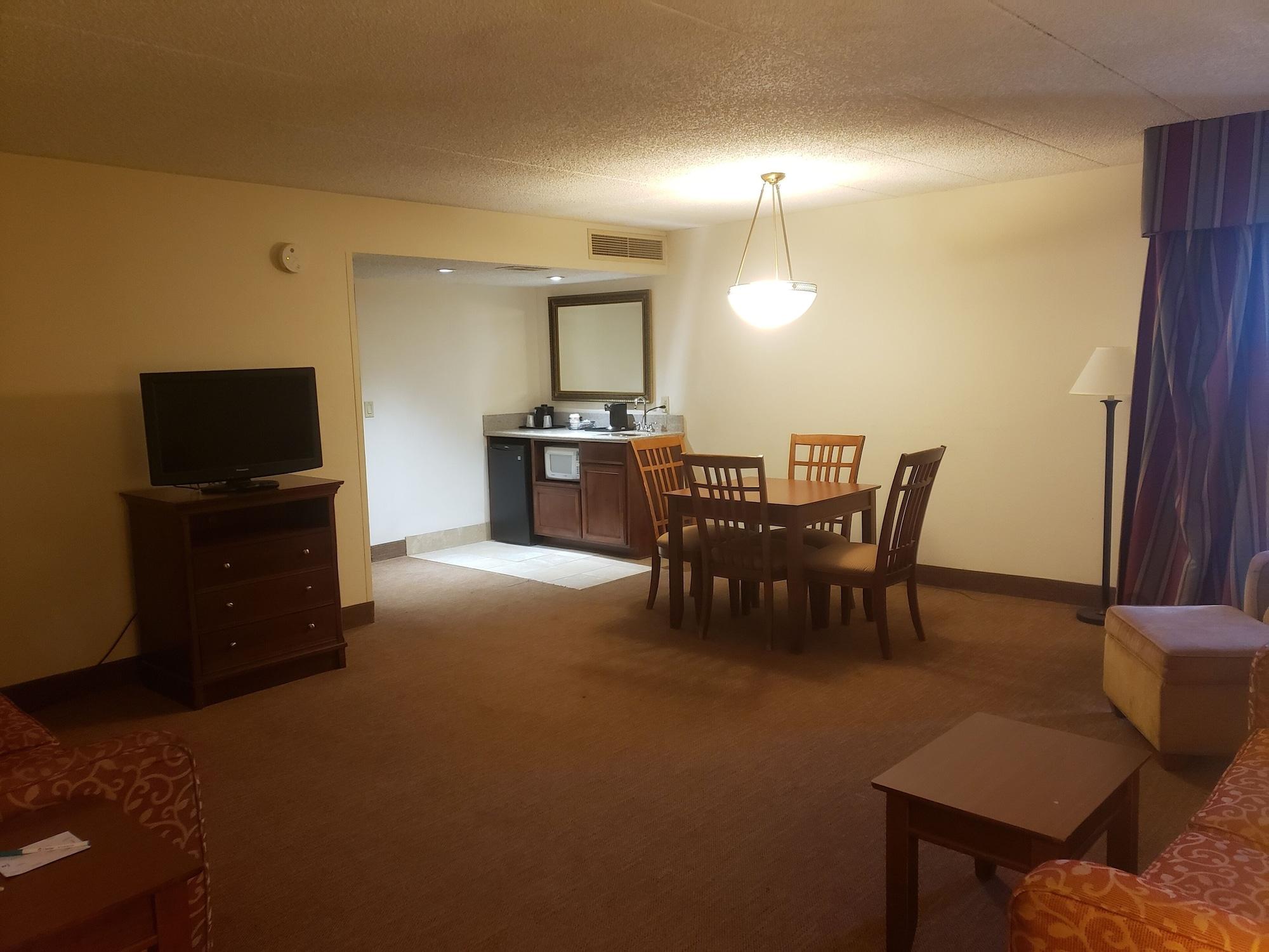 Clarion Inn&Suites Tulsa Exterior foto