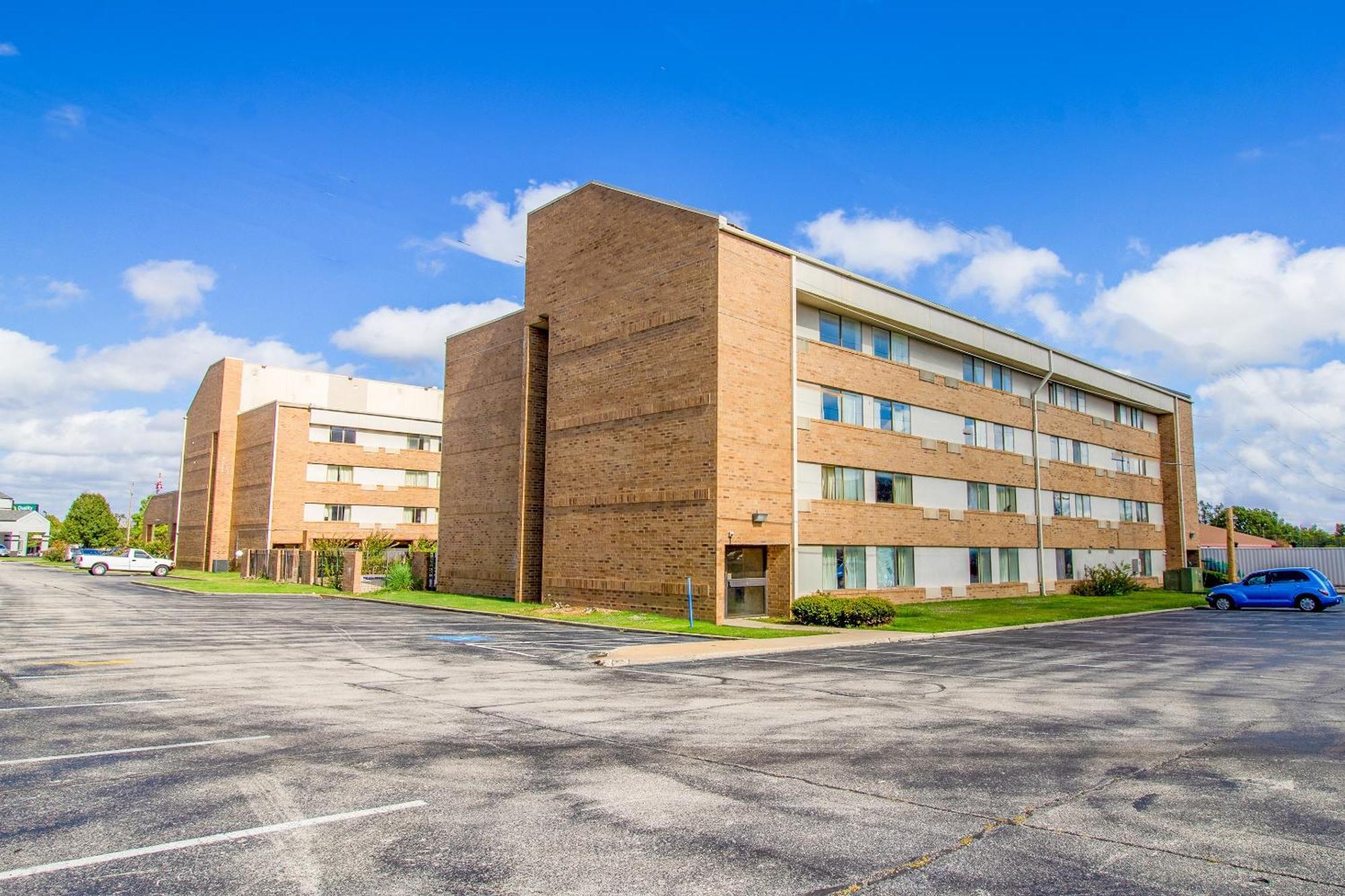 Clarion Inn&Suites Tulsa Exterior foto